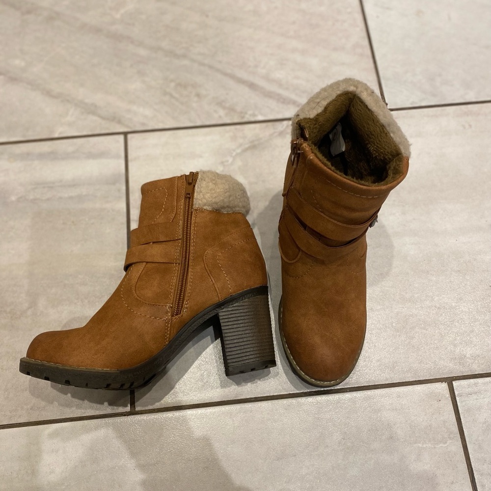 *SOLD* Block Heel Snow Boot - Picture 3 of 3